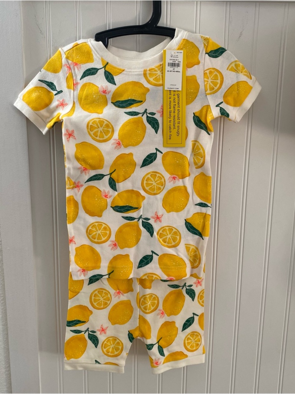 Old Navy Lemon Short Pajamas 5T NWT